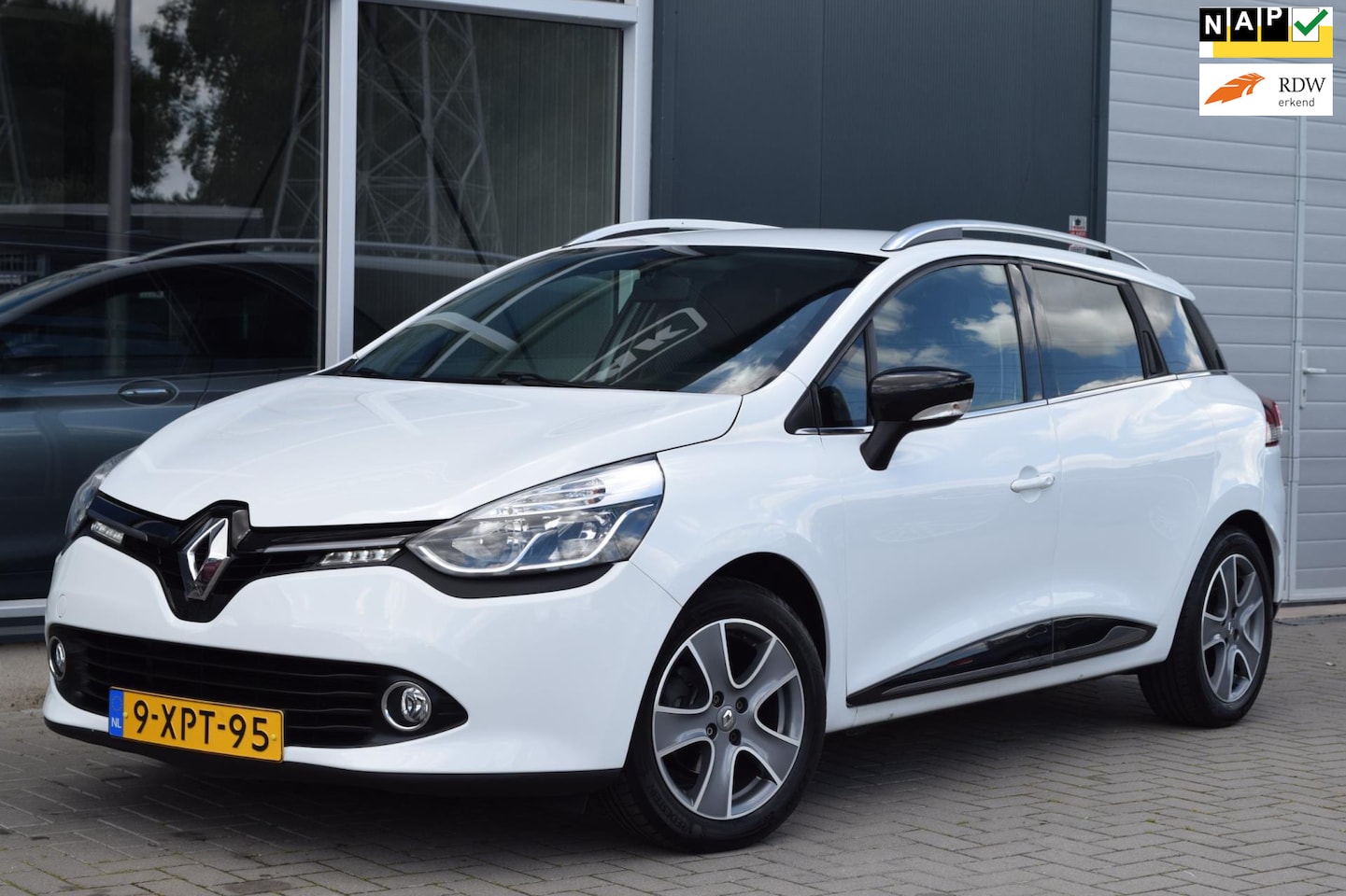 Renault Clio Estate - 0.9 TCe Night&Day | Navi | Cruise | NAP + APK 8-2026 ! - AutoWereld.nl