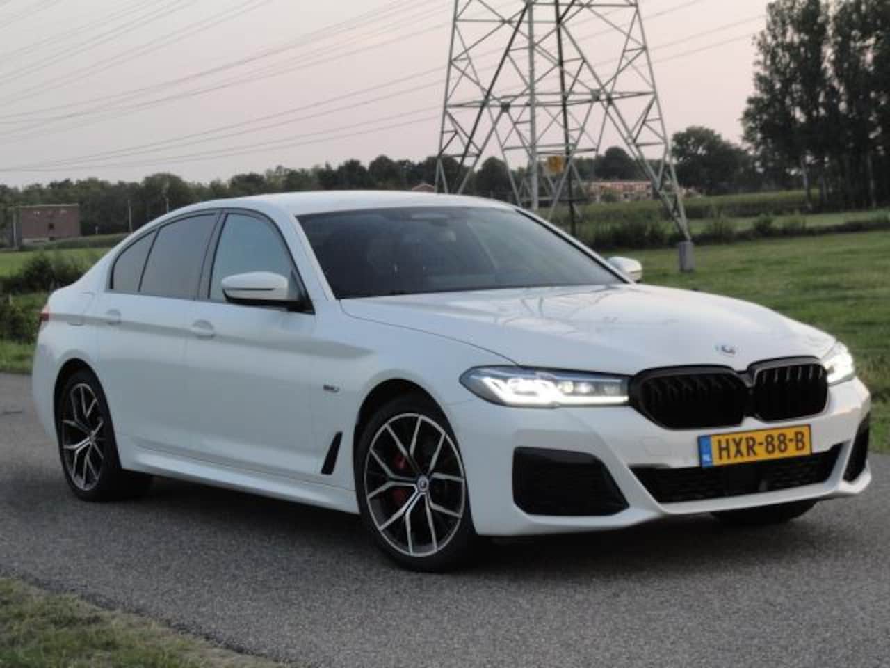 BMW 5-serie - 530e Business M-PAKKET Full LED I NAVIG I CAMERA I LEER - AutoWereld.nl