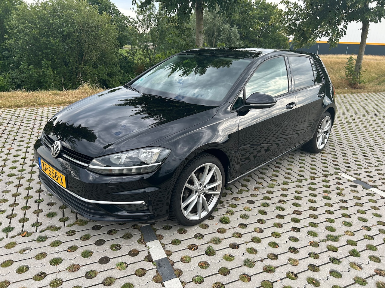 Volkswagen Golf - 1.0 TSI Comfortline Heerlijke vw golf met stoelverwarming, bediening aan het stuur, Apple car play, achteruitr - AutoWereld.nl