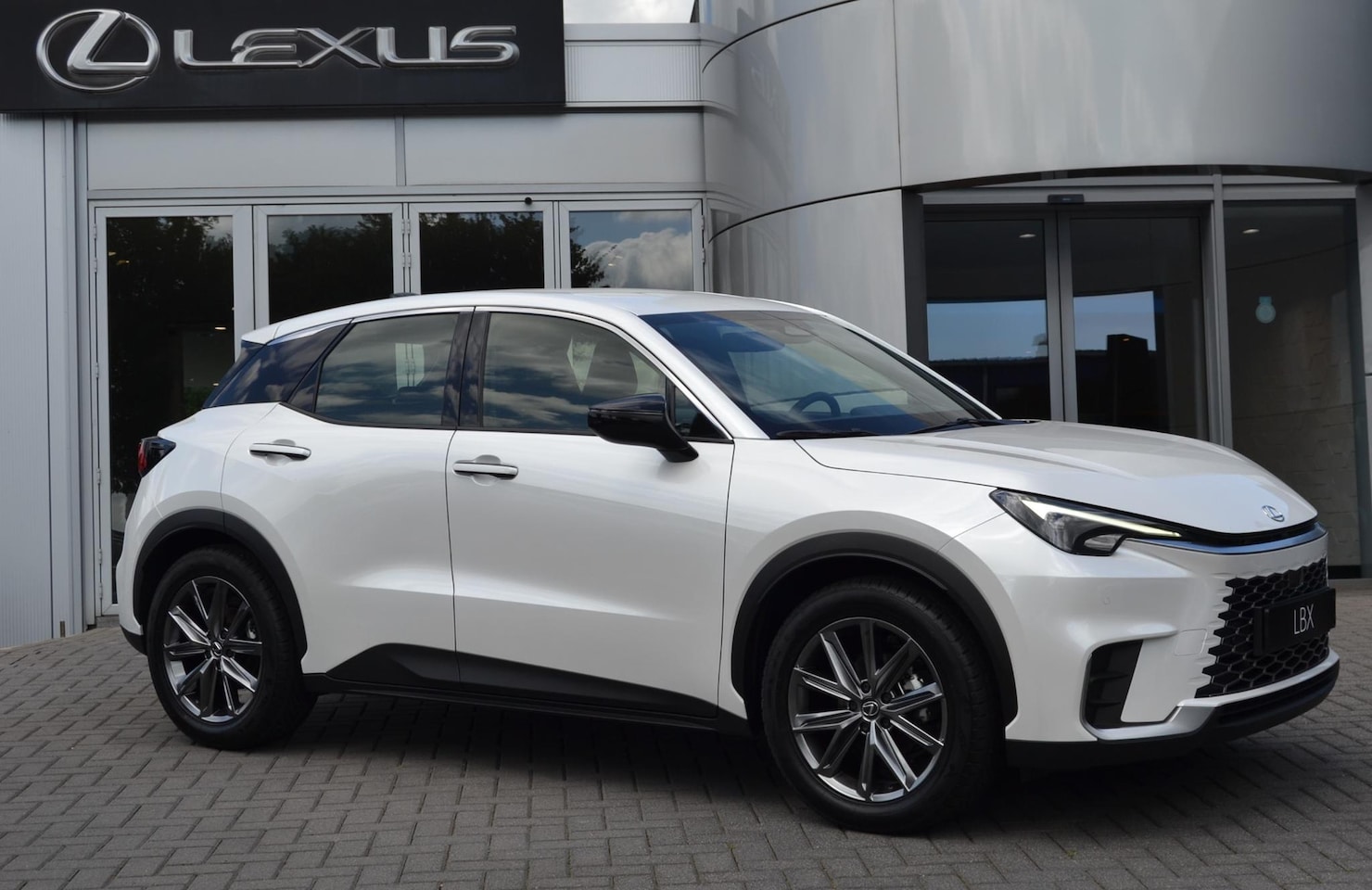 Lexus LBX - Elegant 2WD TECH-PACK STOELVERWARMING KEYLESS ELEK-KOFFERKLEP BLIND-SPOT ELEK-STOEL - AutoWereld.nl
