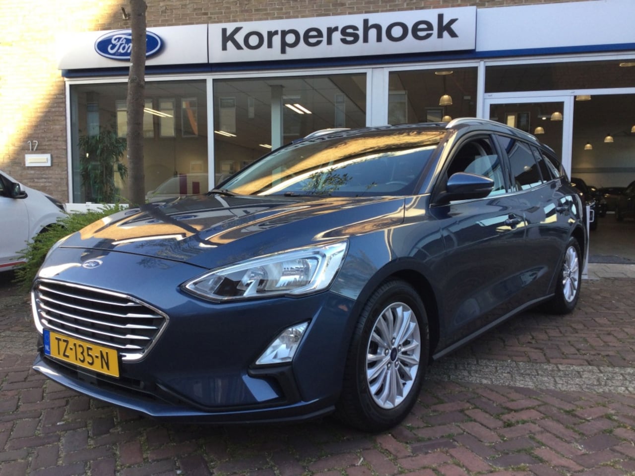 Ford Focus Wagon - 1.0 125 pk EcoB. Tit. Bns | Trekhaak | Panoramadak - AutoWereld.nl
