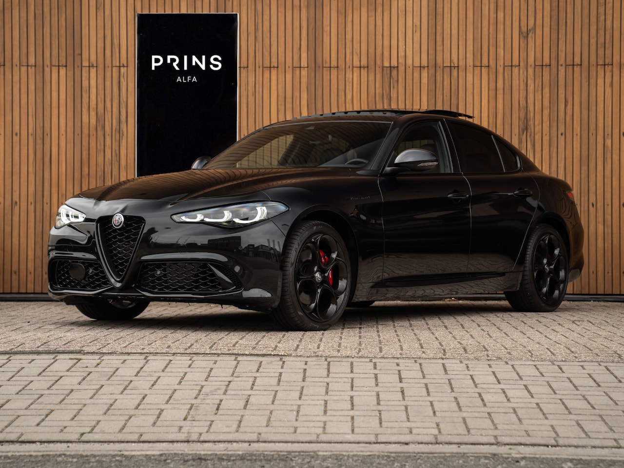 Alfa Romeo Giulia - Competizione 300pk Q4 MY24 | Full option! - AutoWereld.nl