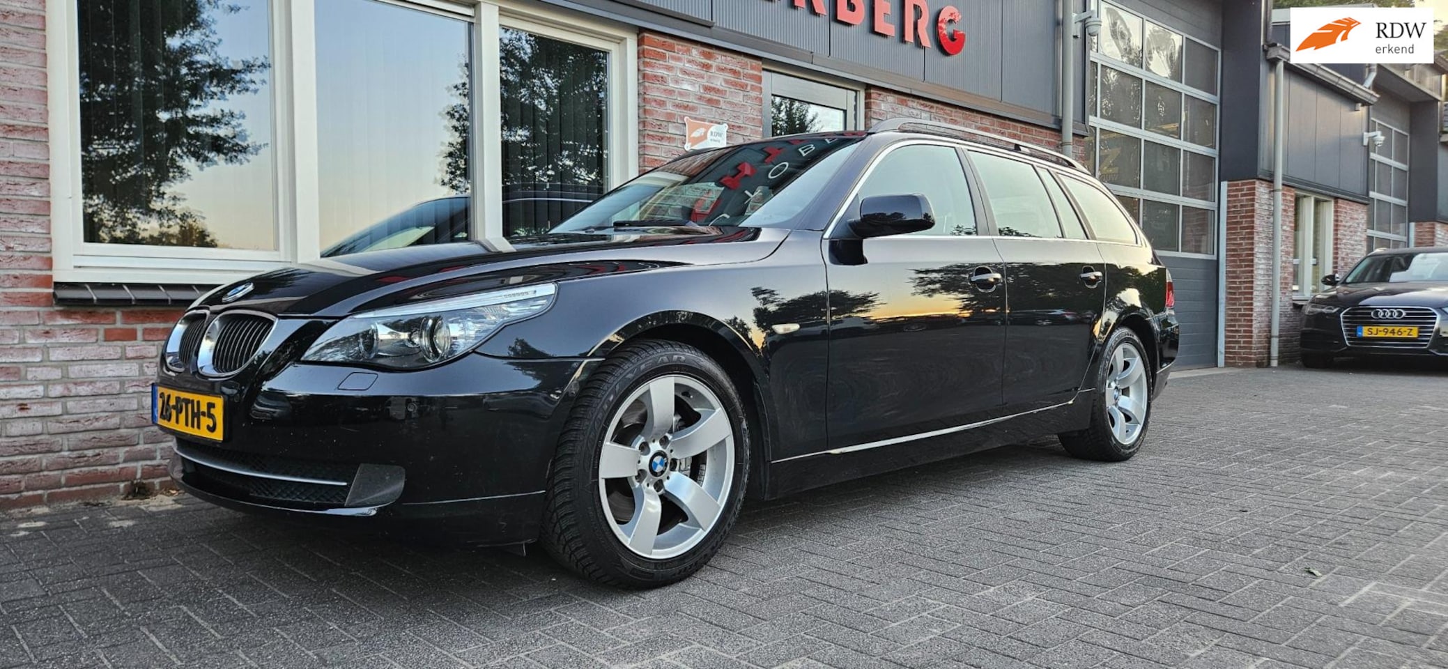 BMW 5-serie Touring - 523i Business Line Automaat! Trekhaak! Xenon! Leer! Panorama/Schuifdak! 190PK! Youngtimer! - AutoWereld.nl