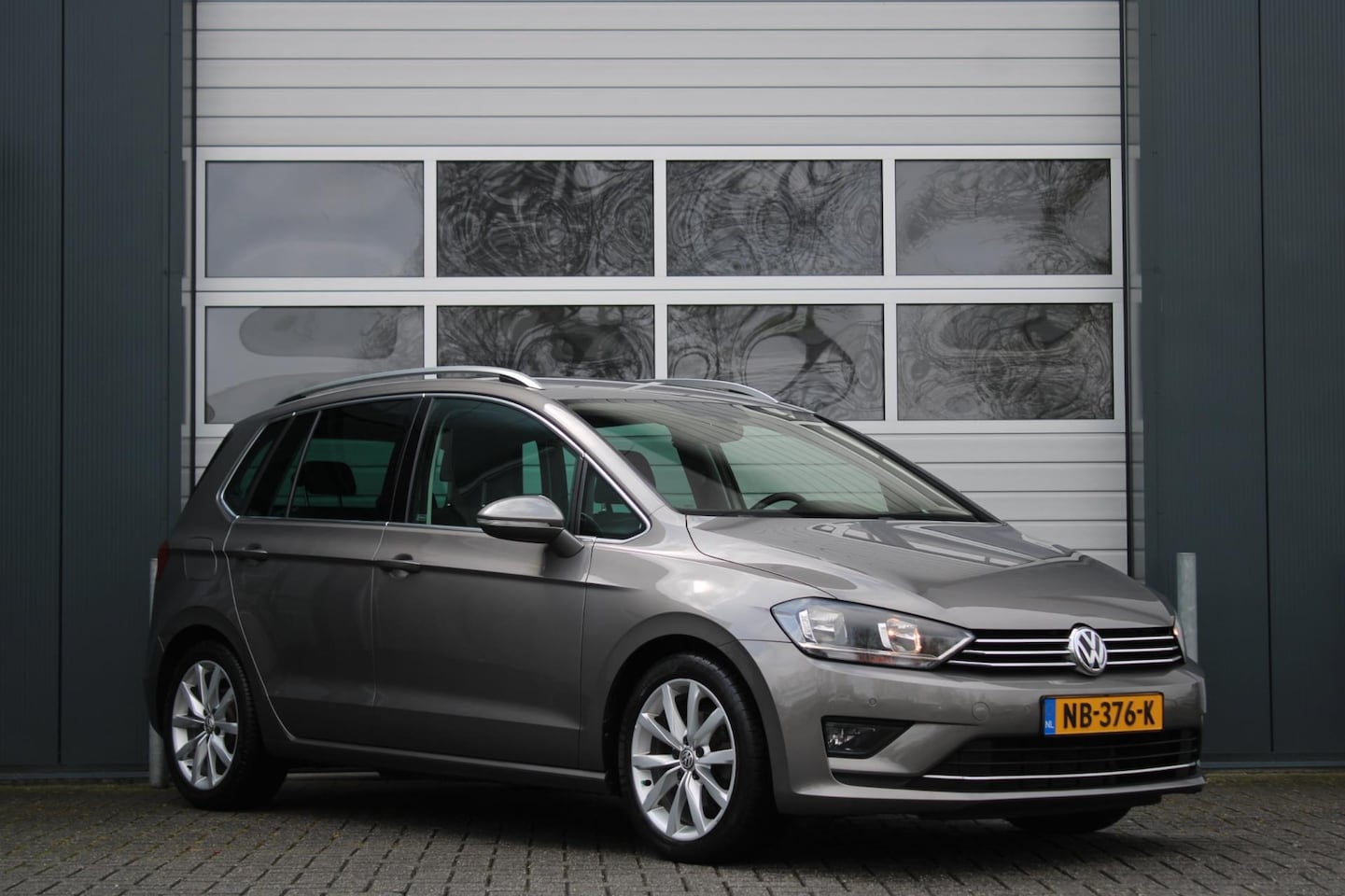 Volkswagen Golf Sportsvan - 1.2 TSI Connected Series Clima/Cruise/Navi/Bluetooth/Camera/Stoelverwarming/17"/AppleCarpl - AutoWereld.nl