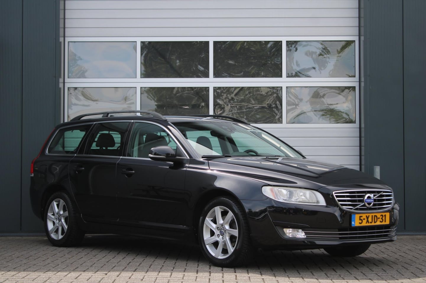 Volvo V70 - 1.6 T4 Nordic+ Automaat Clima/Cruise/Navi/Xenon/Leder/Stoelverwarming/Bluetooth/Trekhaak/D - AutoWereld.nl