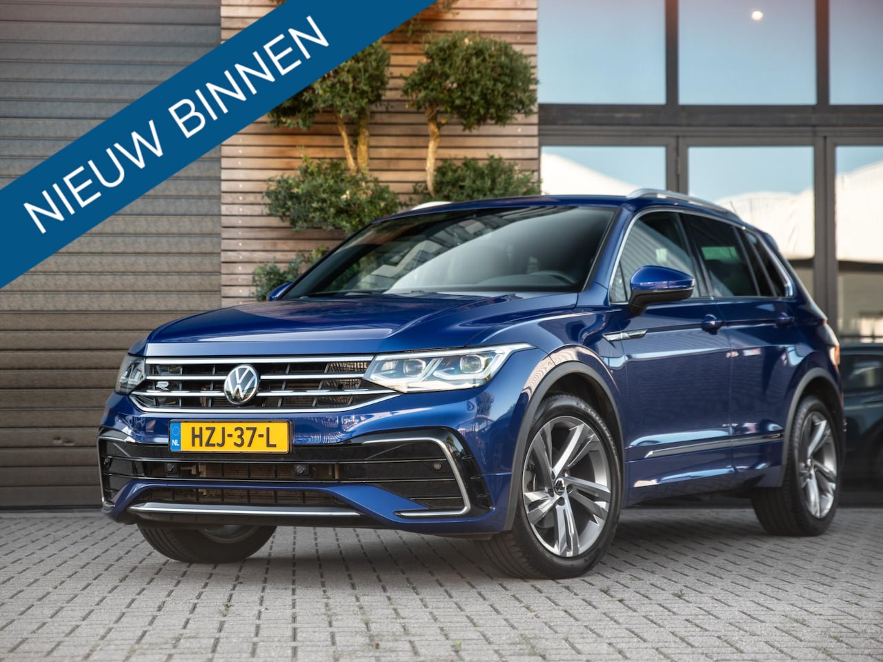Volkswagen Tiguan - 1.5 TSI R-Line Business+ ACC Trekhaak IQ - AutoWereld.nl