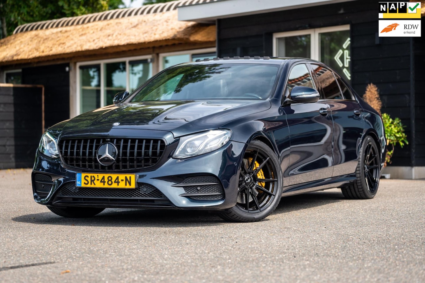 Mercedes-Benz E-klasse - 300 Burmester I Schuifdak I 19" Breedset nieuw I Distronic I Lane Assist I Luchtvering - AutoWereld.nl