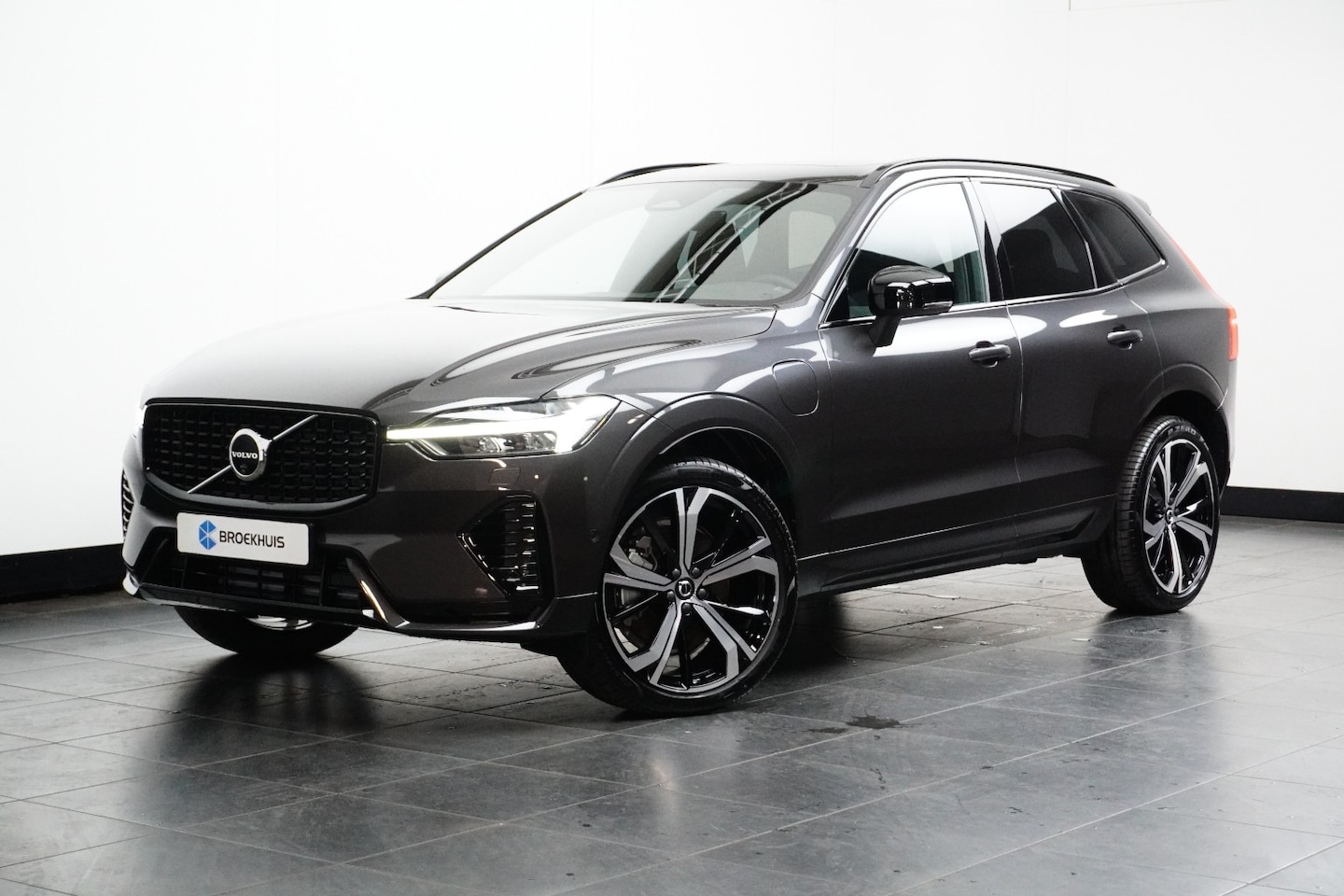 Volvo XC60 - 2.0 T6 Plug-in hybrid AWD Plus Dark NIEUWE AUTO! | Trekhaak | 360CAM | 21'' | Heel Complee - AutoWereld.nl