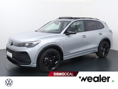Volkswagen Tiguan - 1.5 eHybrid 204pk R-Line Edition | Black Style | Panoramadak | Trekhaak wegklapbaar | LED