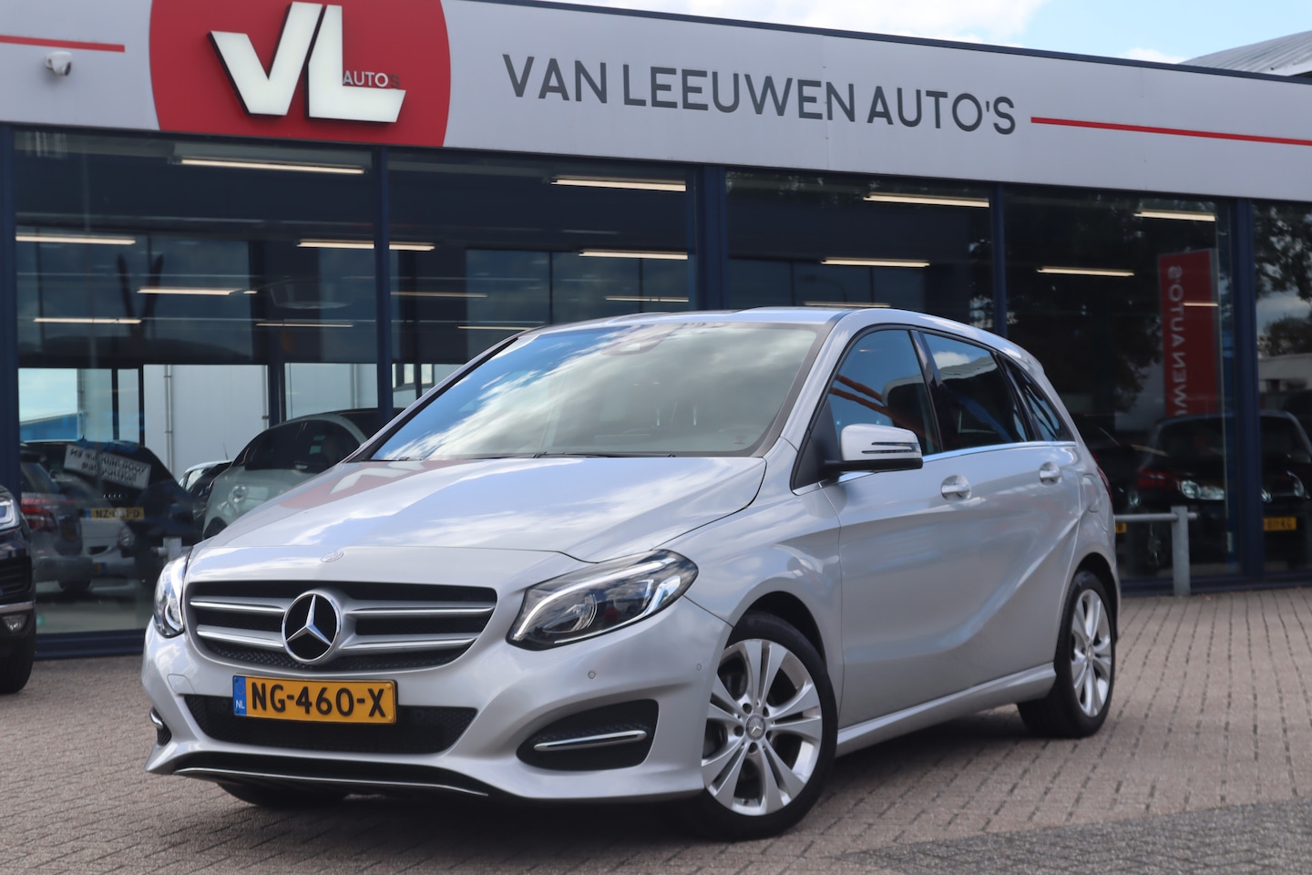 Mercedes-Benz B-klasse - 180 Ambition | Stoelverwarming | Half leder | Trekhaak - AutoWereld.nl