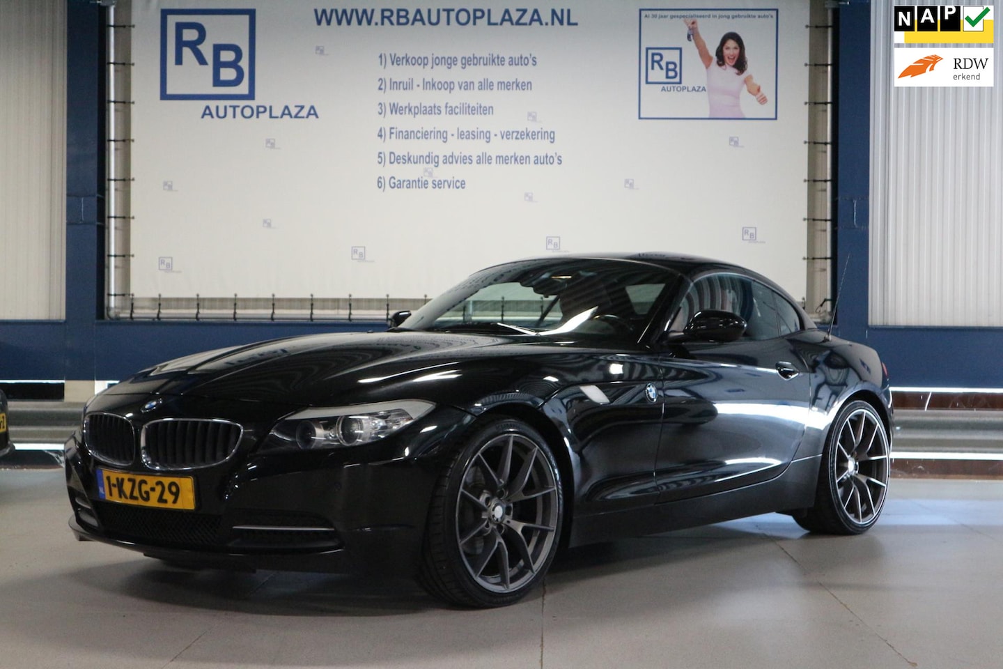 BMW Z4 Roadster - SDrive23i BLACK ON RED / SERVICE HISTORIE ! - AutoWereld.nl