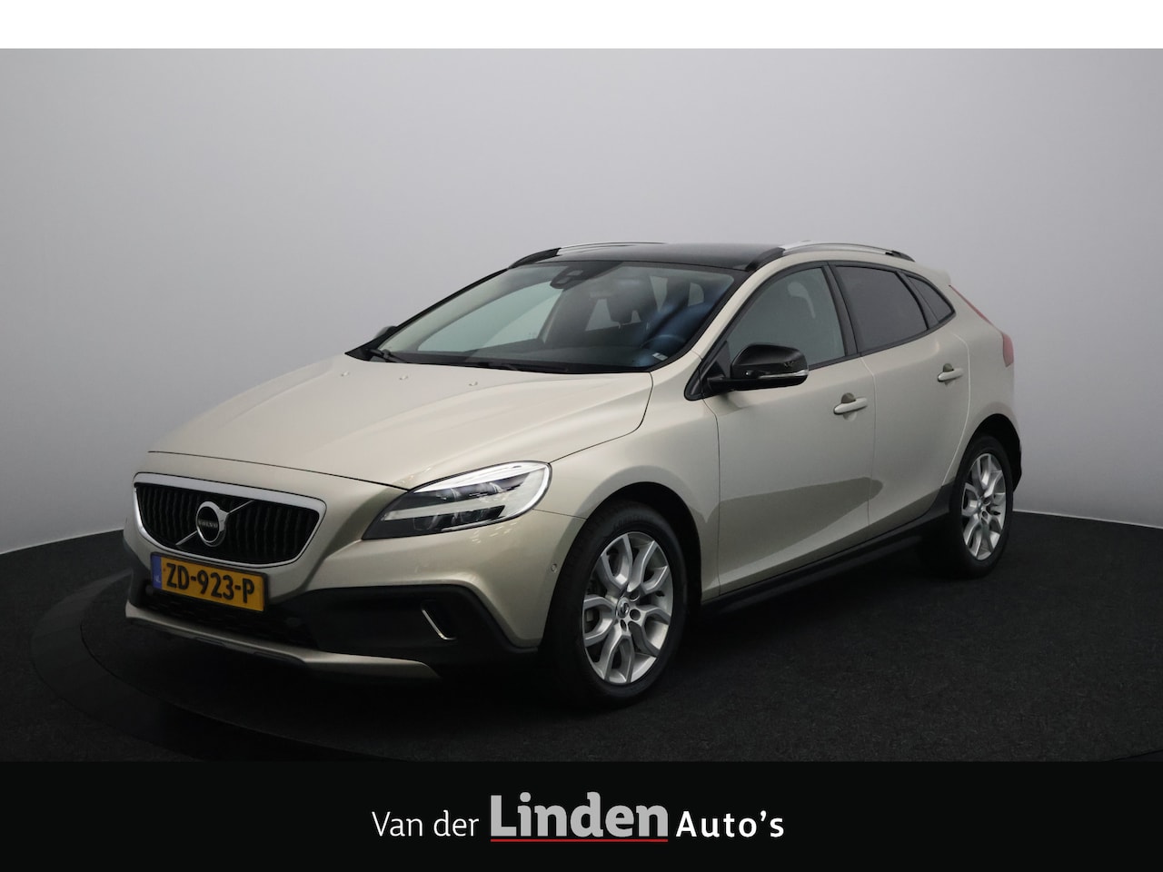 Volvo V40 Cross Country - 1.5 T3 Polar+ Luxury | Panoramadak | Automaat | Harman/Kardon | Leer - AutoWereld.nl