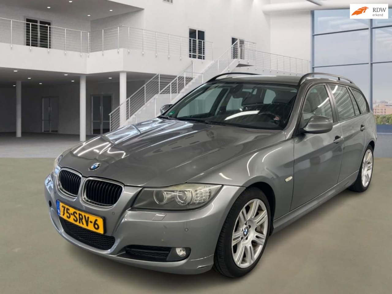 BMW 3-serie Touring - 318d High Executive AUT NAVI PSENSOR CRUISE 2 X SLEUTELS - AutoWereld.nl