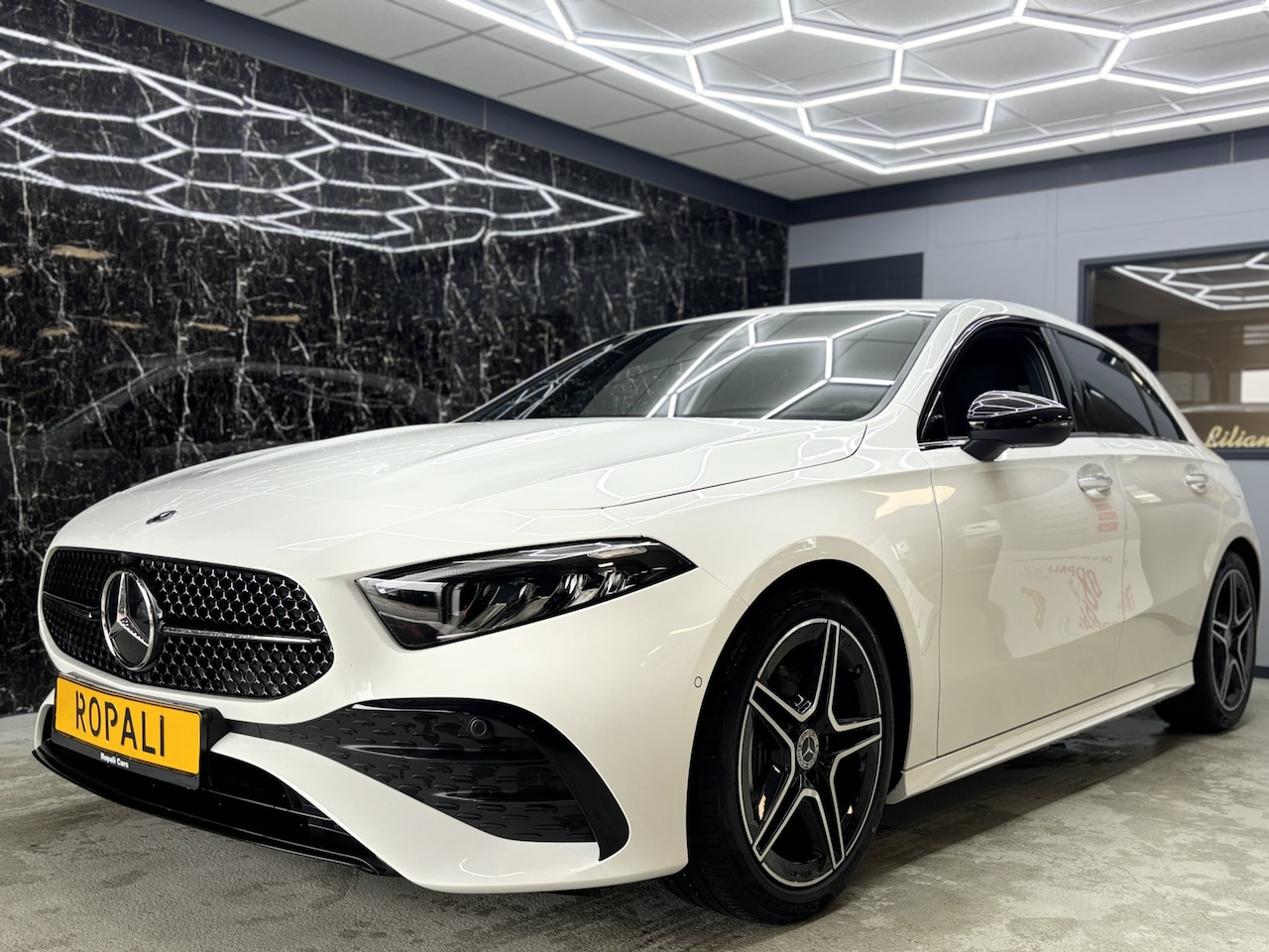 Mercedes-Benz A-klasse - 180 AMG Line Ambilight - AutoWereld.nl