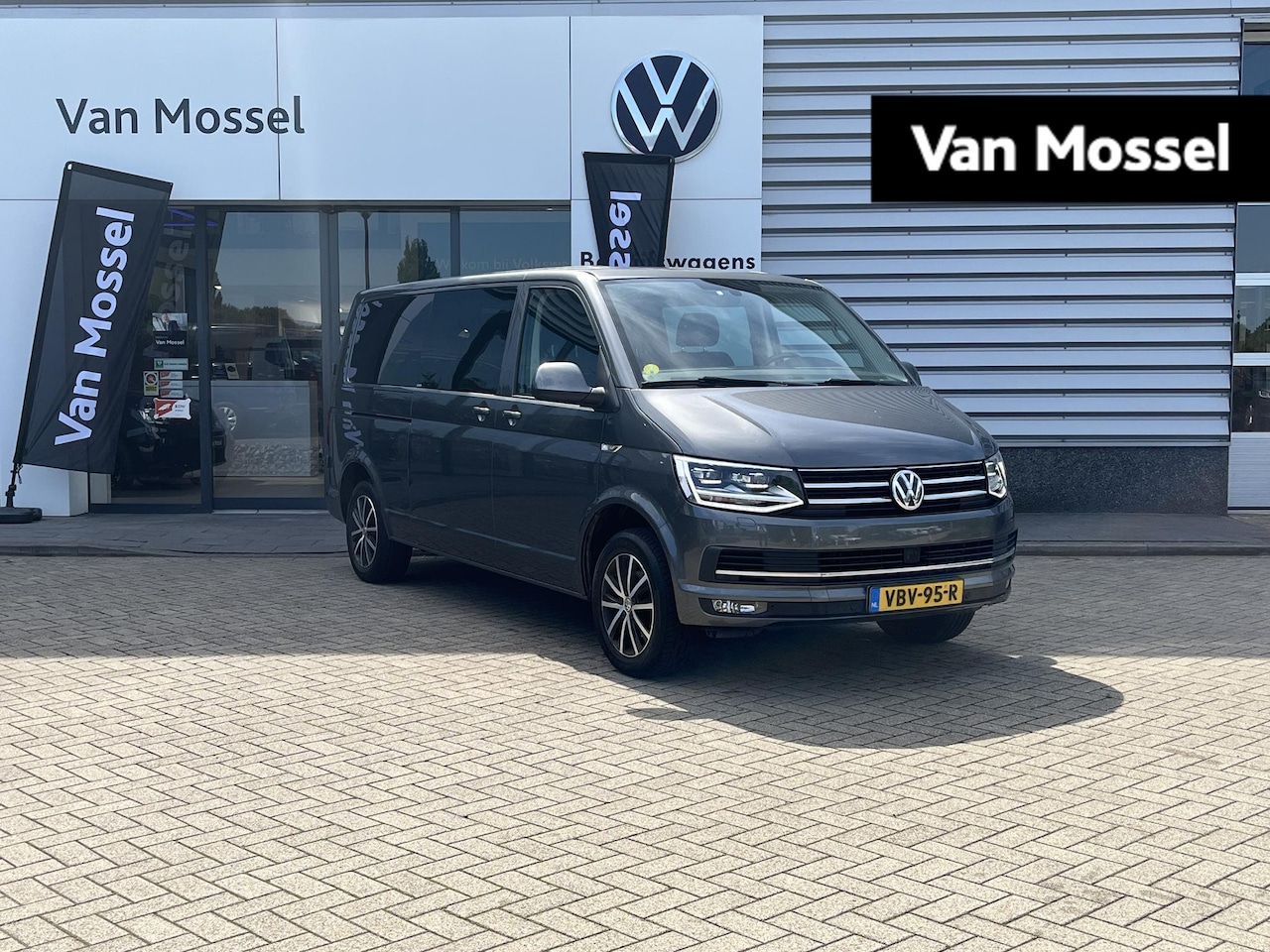 Volkswagen Transporter - 2.0 TDI L2H1 DC Highline Airco | App connect | Parkeersensoren voor en achter | Trekhaak | - AutoWereld.nl