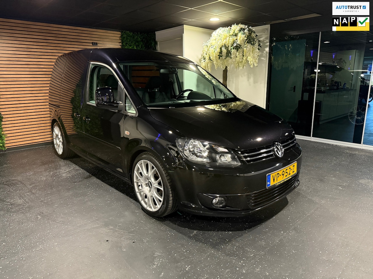 Volkswagen Caddy - 1.6 TDI C-Edition LEDER/NAVI/CRUISE/AIRCO/BBS. - AutoWereld.nl