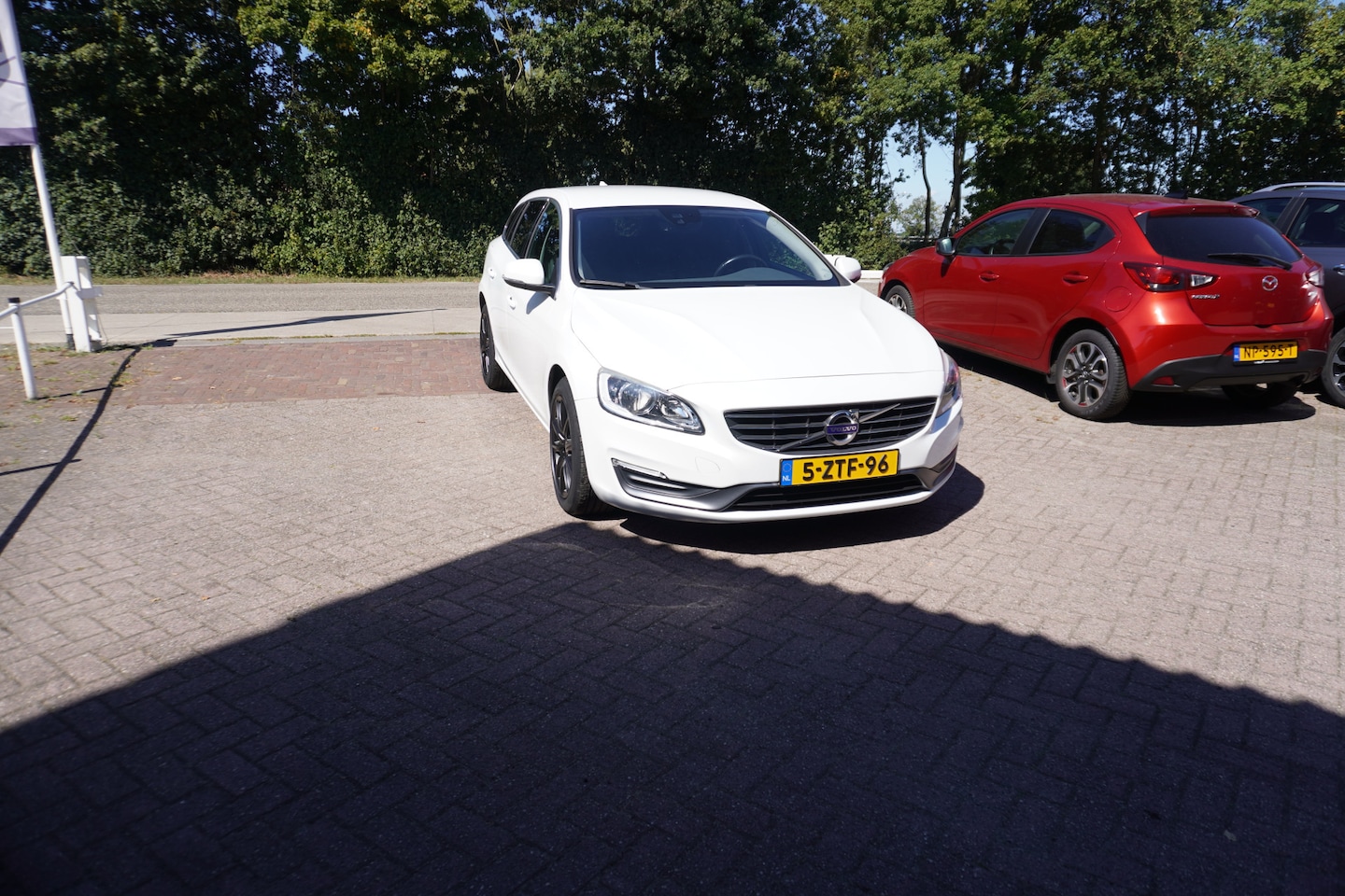 Volvo V60 - 1.6 T3 Momentum TREKHAAK AUTOMAAT NAVI - AutoWereld.nl