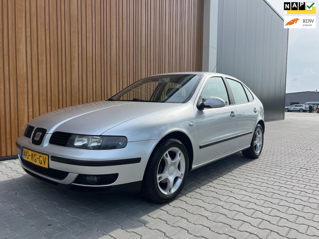 SEAT Leon - 1.6-16V SPORT + 5DRS + AIRCO + LMV - AutoWereld.nl