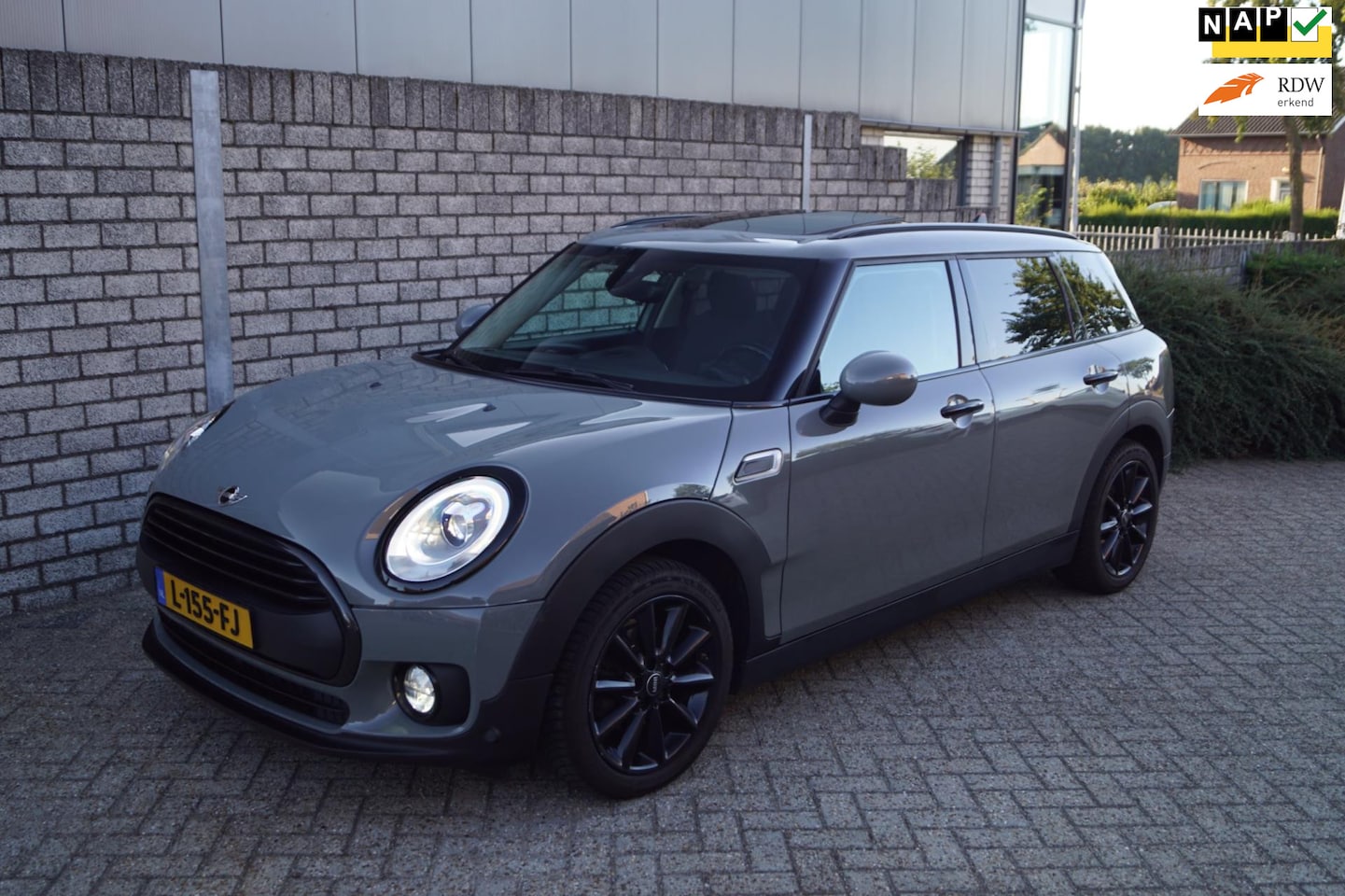 MINI Clubman - Mini 1.5 One Pepper Serious Business Panodak Half Leder/Stof Sportst Stoeverw Clima Cruise - AutoWereld.nl