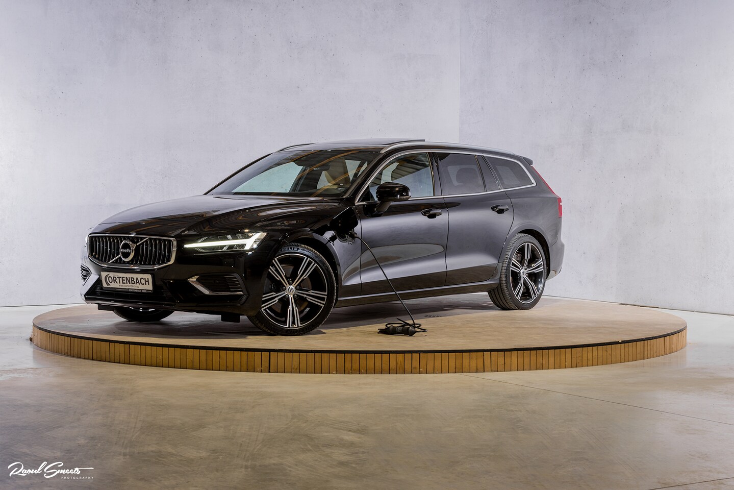 Volvo V60 - 2.0 T6 Plug-in hybrid AWD Plus Bright | Long Range | Beige nappa leder | Panoroma | Adapti - AutoWereld.nl