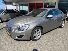 Volvo S60 - T3 Momentum Volledig lederen bekleding/Xenon/Nieuwe Distributieriem
