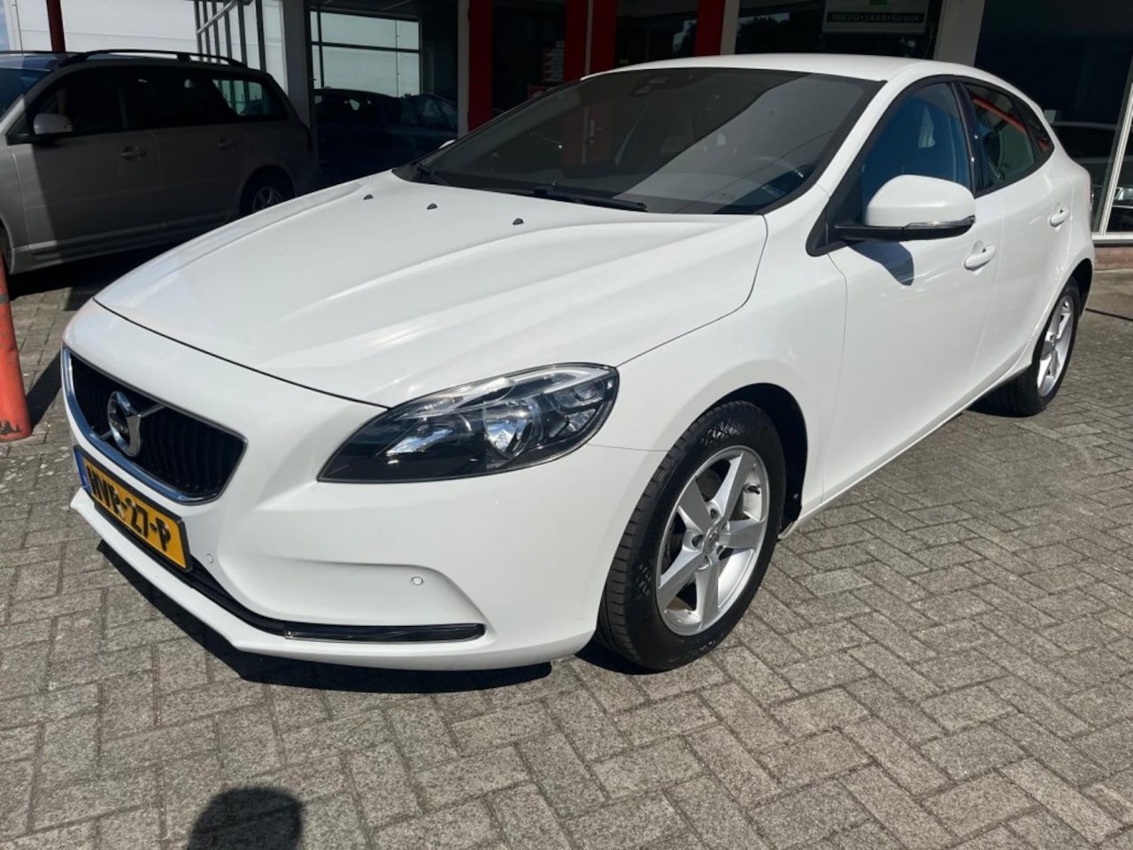 Volvo V40 - 2.0 T2 122PK PDC voor+achter/Winterpakket/Trekhaak - AutoWereld.nl