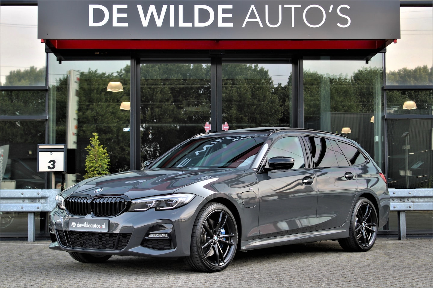 BMW 3-serie Touring - 330e M-sport 292pk Dravitgrijs Pano Harman/Kardon Head-up Laser Camera - AutoWereld.nl