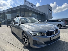 BMW 3-serie - 320e NEW MODEL Schuifdak | Trekhaak | HUD | Memory | Camera | Stoelverw