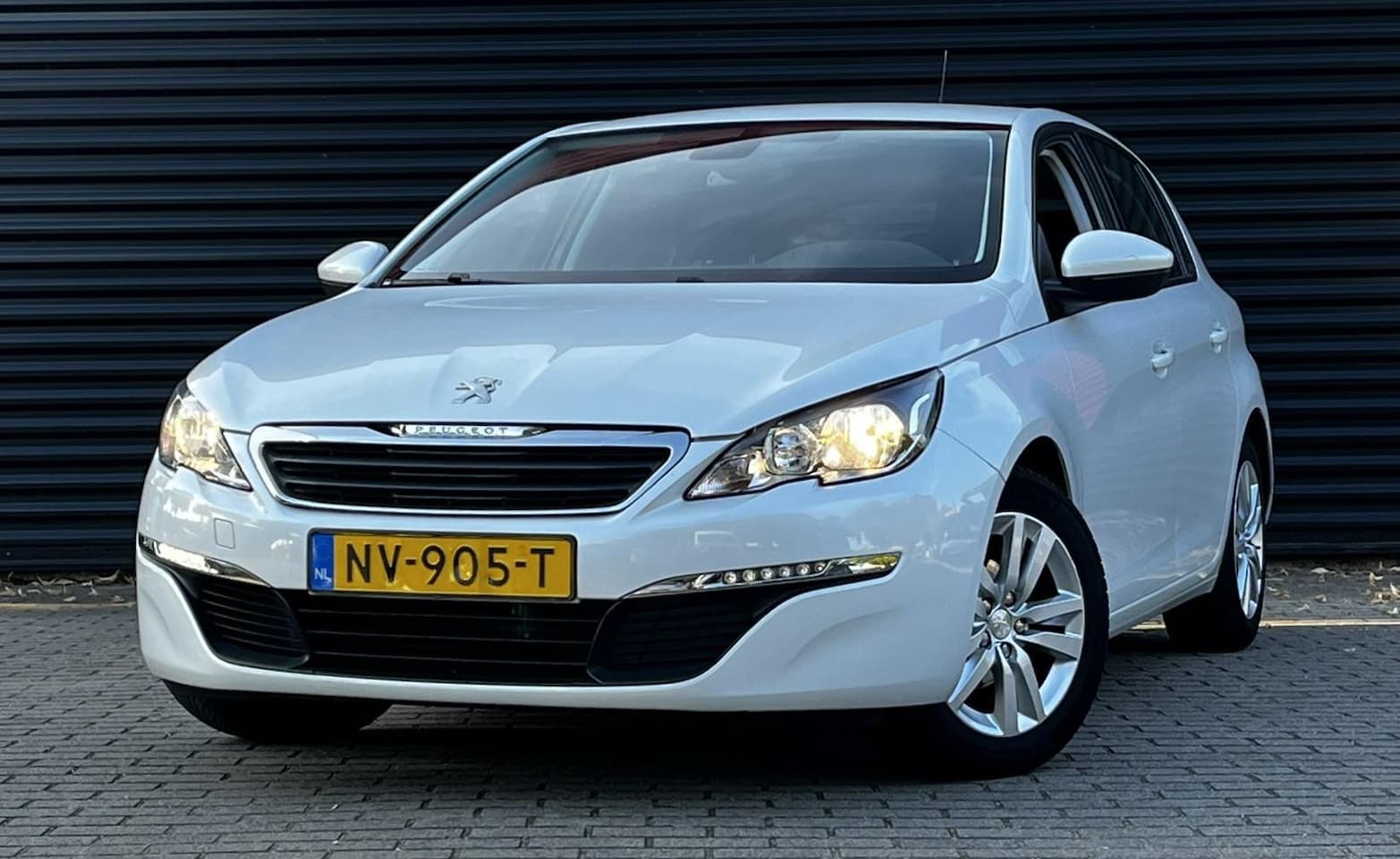 Peugeot 308 - 1.2 PureTech Active |Navigatie | Airconditioning | Cruise control | 16'' Lichtmetaal Parke - AutoWereld.nl