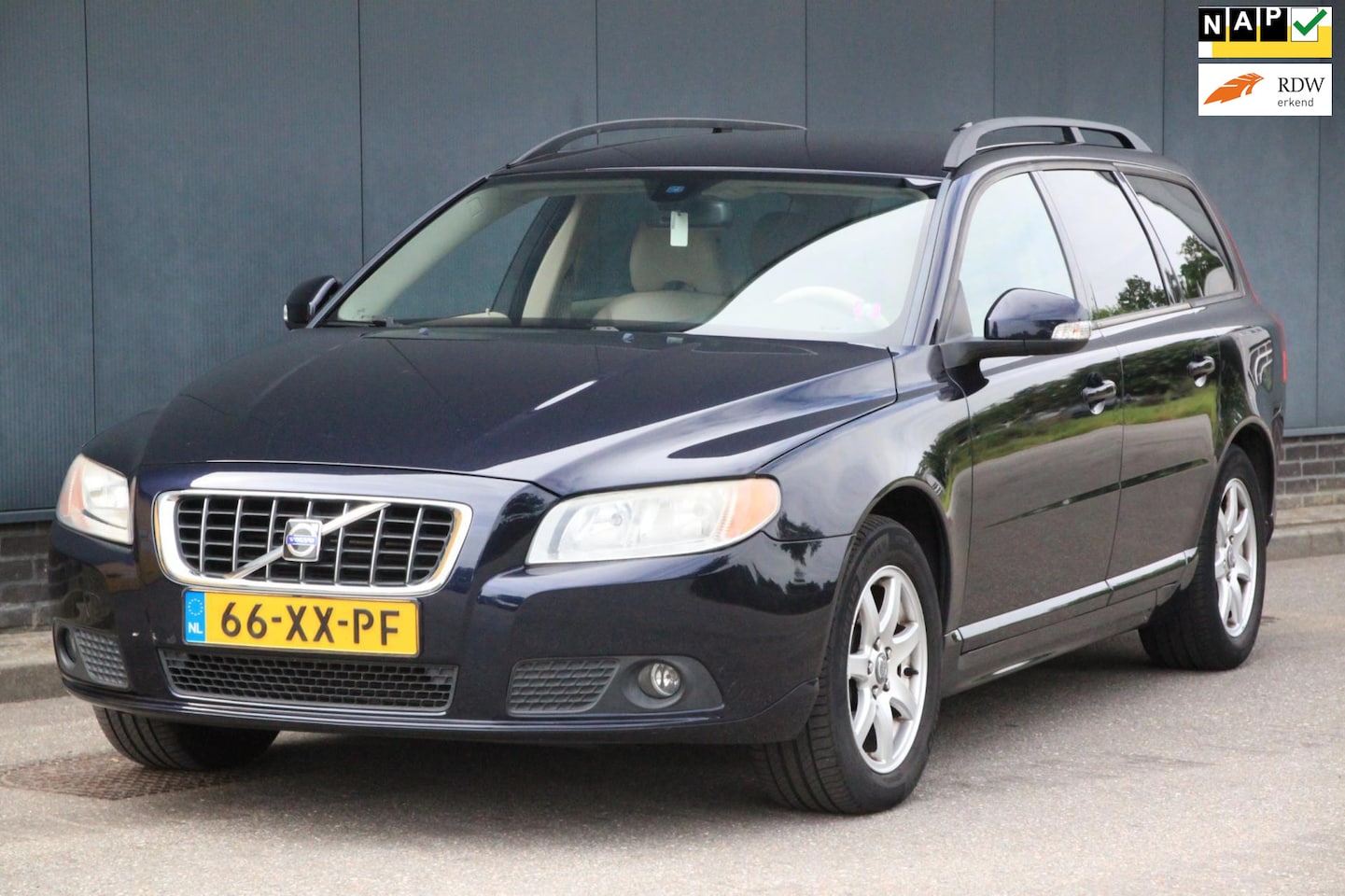 Volvo V70 - 2.5T Momentum Leer/Parkeersensor/Trekhaak afneembaar/Apk 03-2026 - AutoWereld.nl