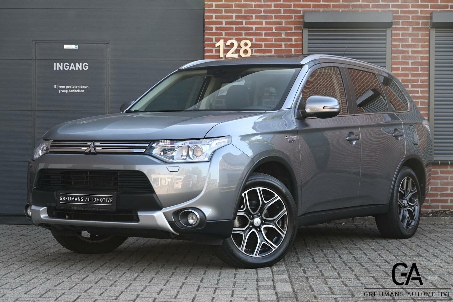 Mitsubishi Outlander - 2.0 PHEV Limited edition|Pano|trekhaak| - AutoWereld.nl