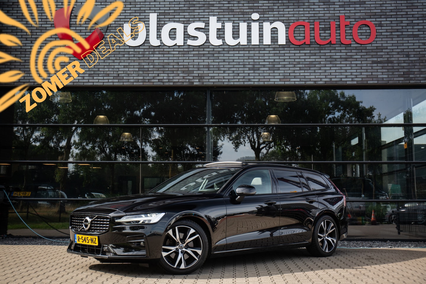 Volvo V60 - 2.0 B3 Momentum Business 2.0 B3 Momentum Business , Pano dak, Adap. cruise, Trekhaak, - AutoWereld.nl