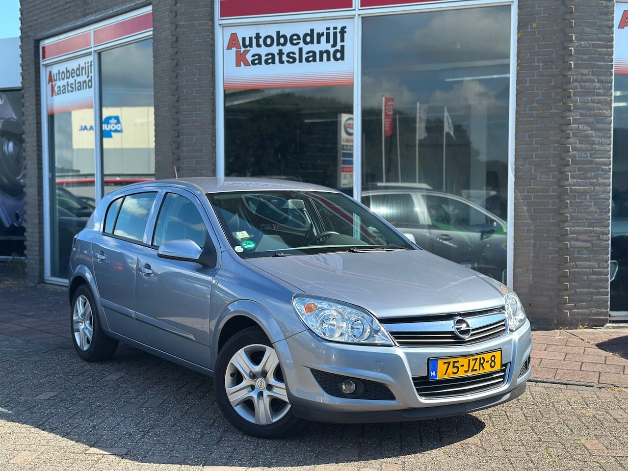 Opel Astra - 1.6 Business - AUTOMAAT - Airco - Navi - - AutoWereld.nl