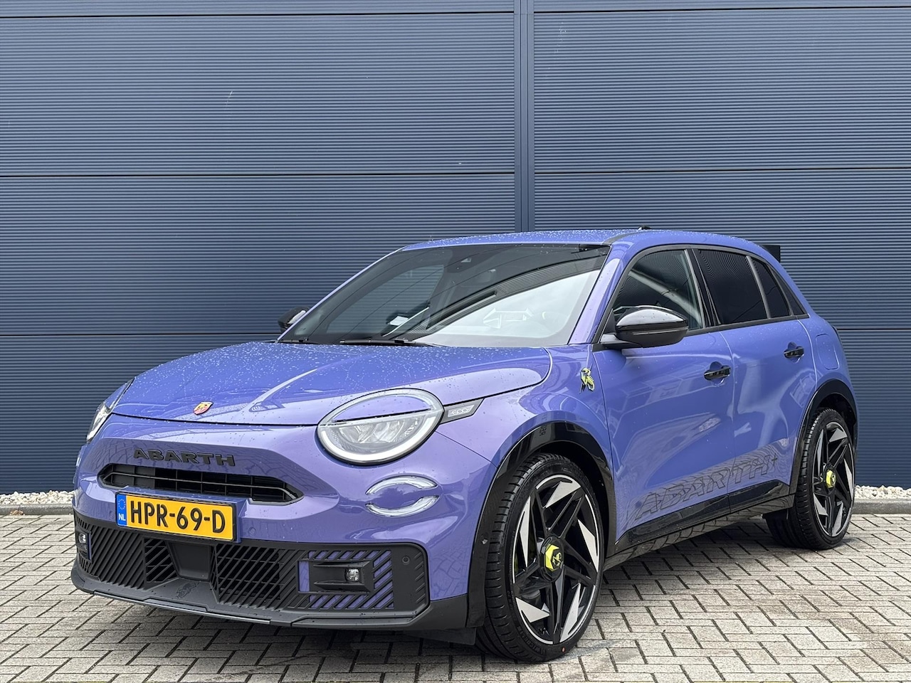 Abarth 600e - 54 kWh 280pk Scorpionissima | Navigatie | Sabelt stoelen |  20 inch velgen | Aero spoiler - AutoWereld.nl