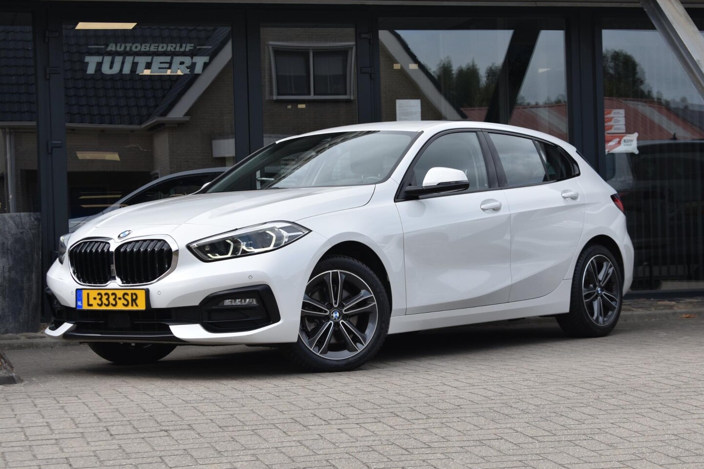 BMW 1-serie - 118i Sport line | STOELVERWARMING | APPLE CARPLAY | ANDROID AUTO | NAP | SFEERVERLICHTING - AutoWereld.nl