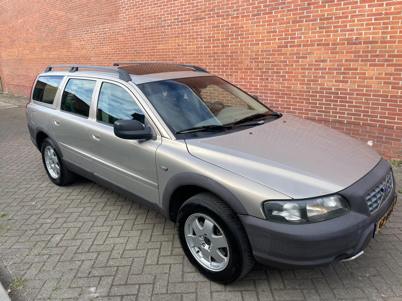 Volvo XC70 - 2.4 T AWD Comfort Line Airco Cruise - AutoWereld.nl