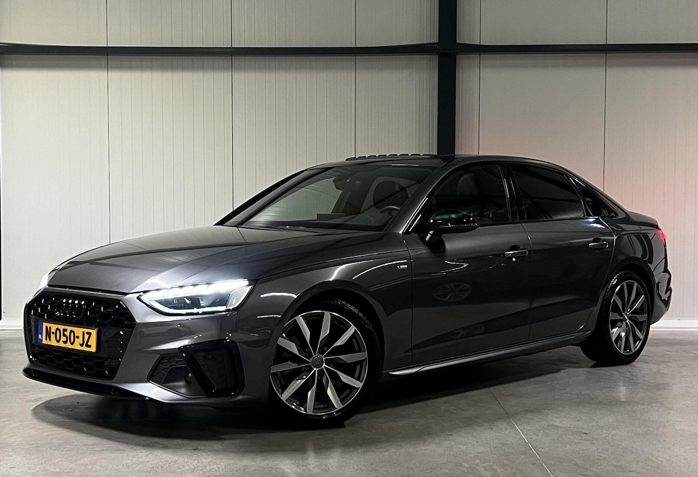 Audi A4 Limousine - 35 TFSI S-line Competition Pano Sfeer NAP - AutoWereld.nl