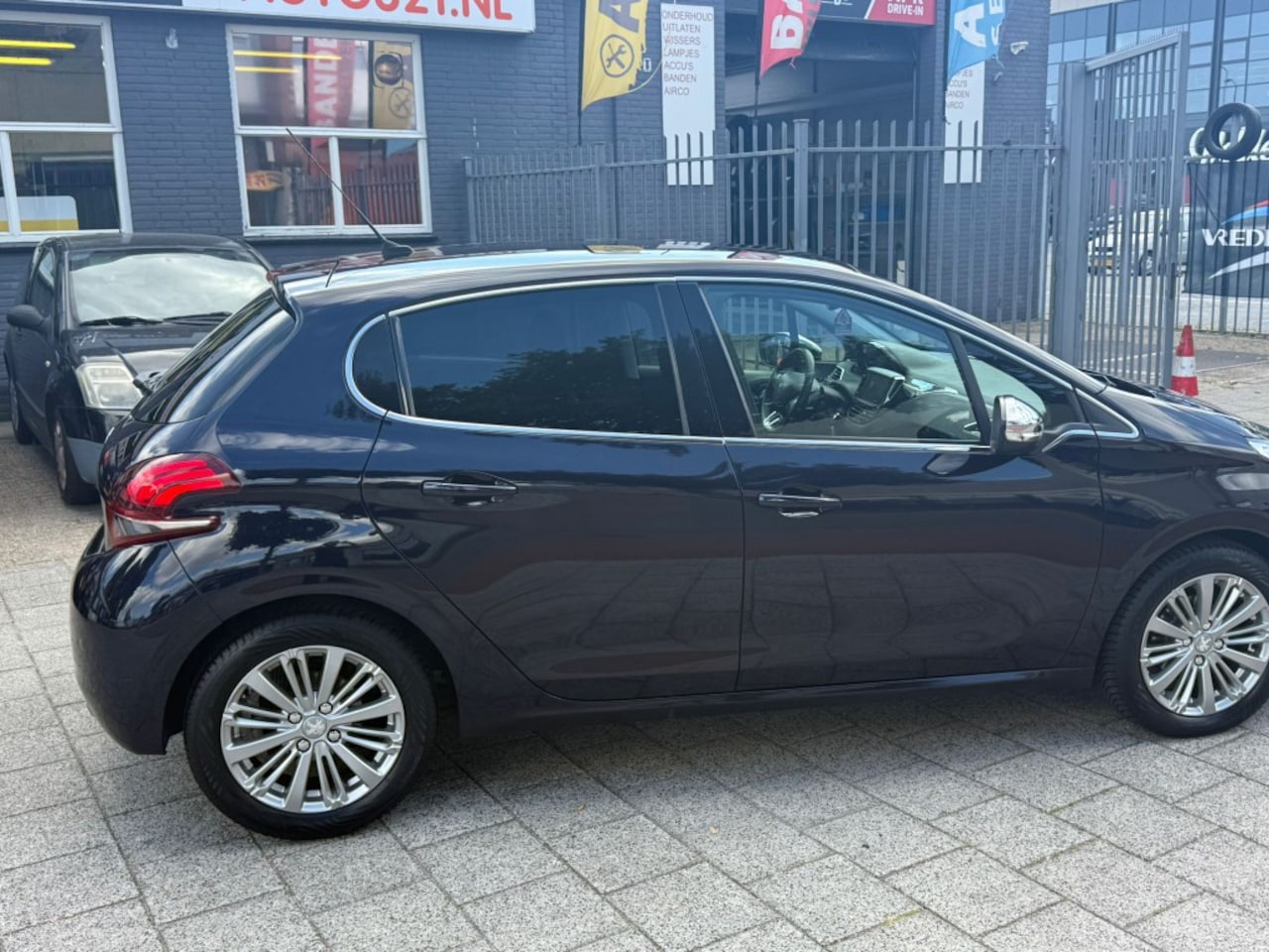Peugeot 208 - 1.2 PureTech Allure! ZO MEENEMEN! ZUINIG! - AutoWereld.nl