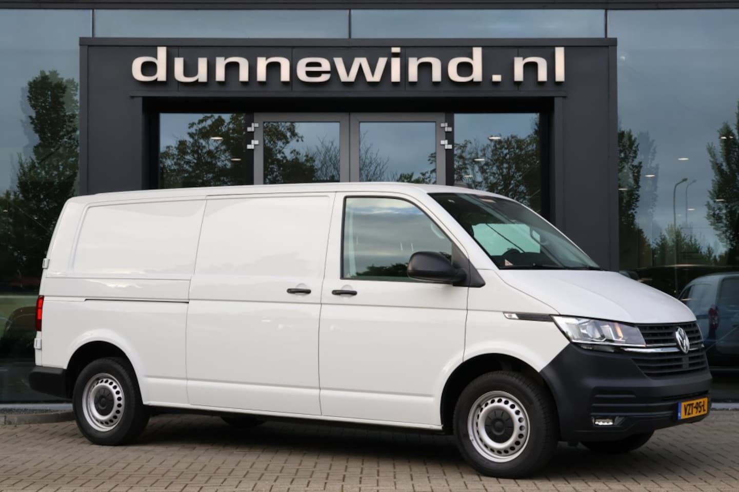 Volkswagen Transporter - L2H1 *110PK*Navigatie*Trekhaak*Carplay*Cruise*Camera*NL-Auto - AutoWereld.nl