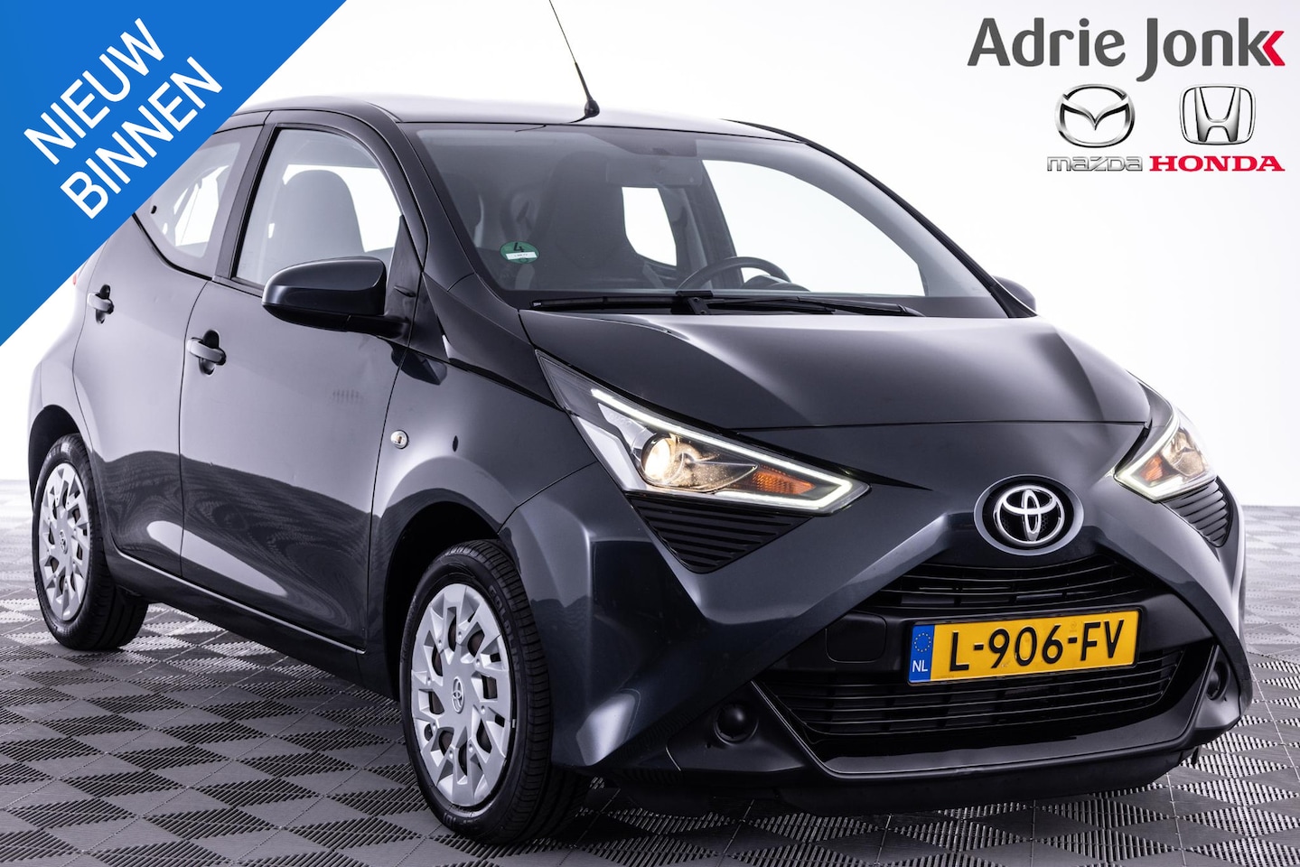 Toyota Aygo - 1.0 VVT-i x-play AUTOMAAT | ACHTERUITRIJ CAMERA | APPLE CARPLAY/ANDROID AUTO | 1e EIGENAAR - AutoWereld.nl