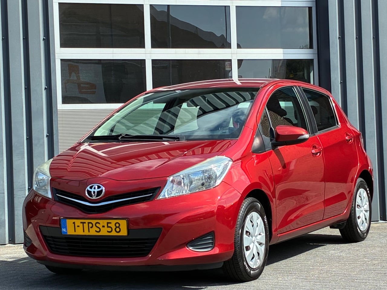 Toyota Yaris - 1.0 VVT-i Now Airconditioning, Elektrisch pakket, NL Auto, Dealer onderhouden! - AutoWereld.nl