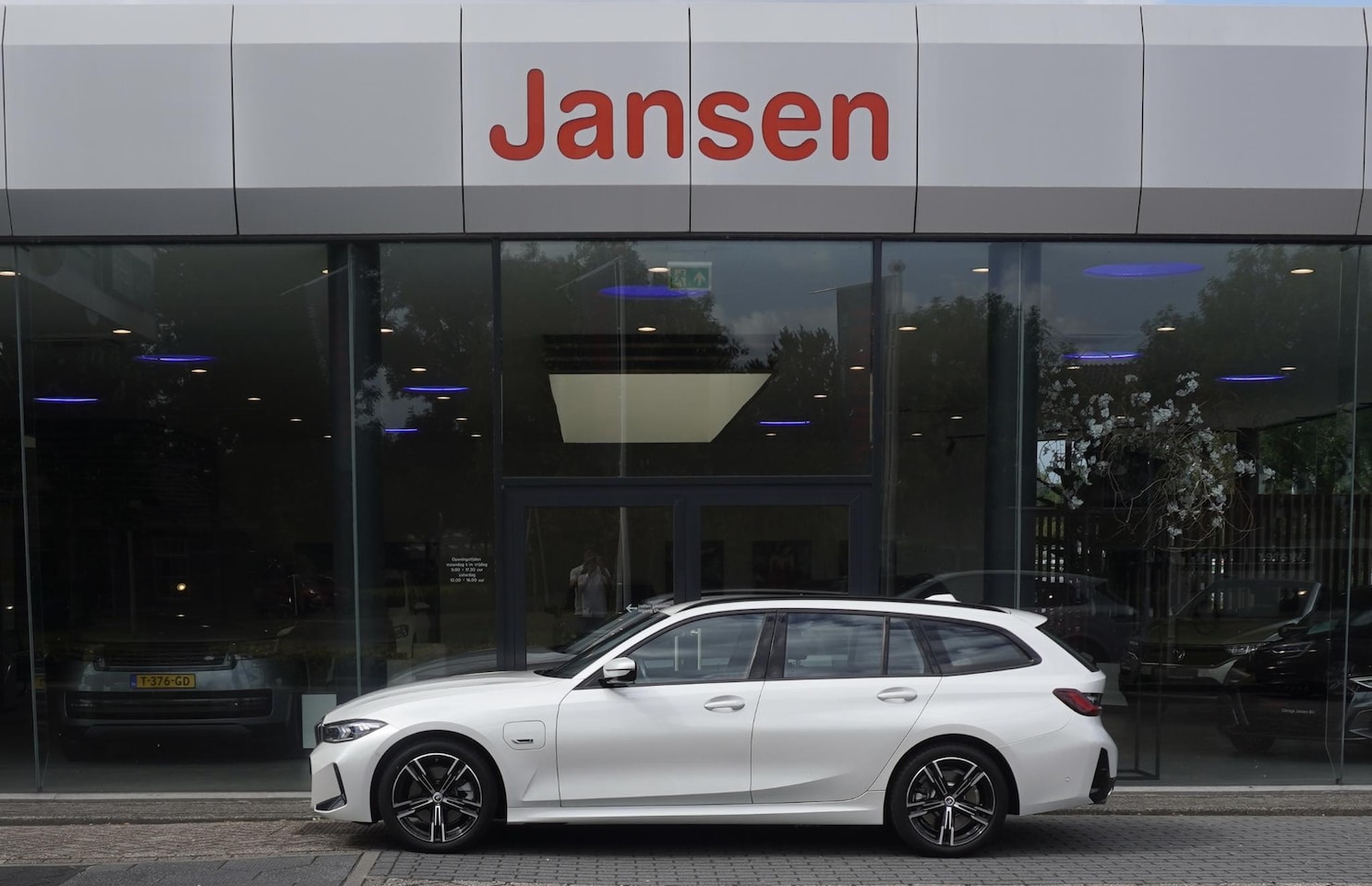 BMW 3-serie Touring - 330e | M Sportpakket | Carplay | Head-up | Navi | Camera | 18" M - AutoWereld.nl