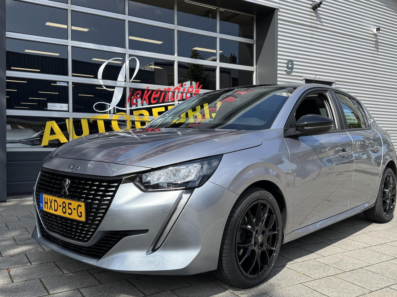 Peugeot 208 - 1.2i OUTLAW Edition - Navigatie/Apple CarPlay I Airco I Sport velgen I LED I PDC I 30.000 - AutoWereld.nl