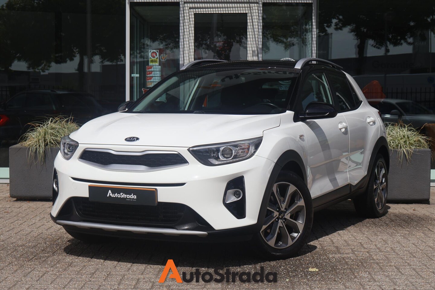 Kia Stonic - 1.0 DynamicLine T-GDi 100pk | LED | Cruise Control | Airco | Navigatie | Camera | Carplay - AutoWereld.nl