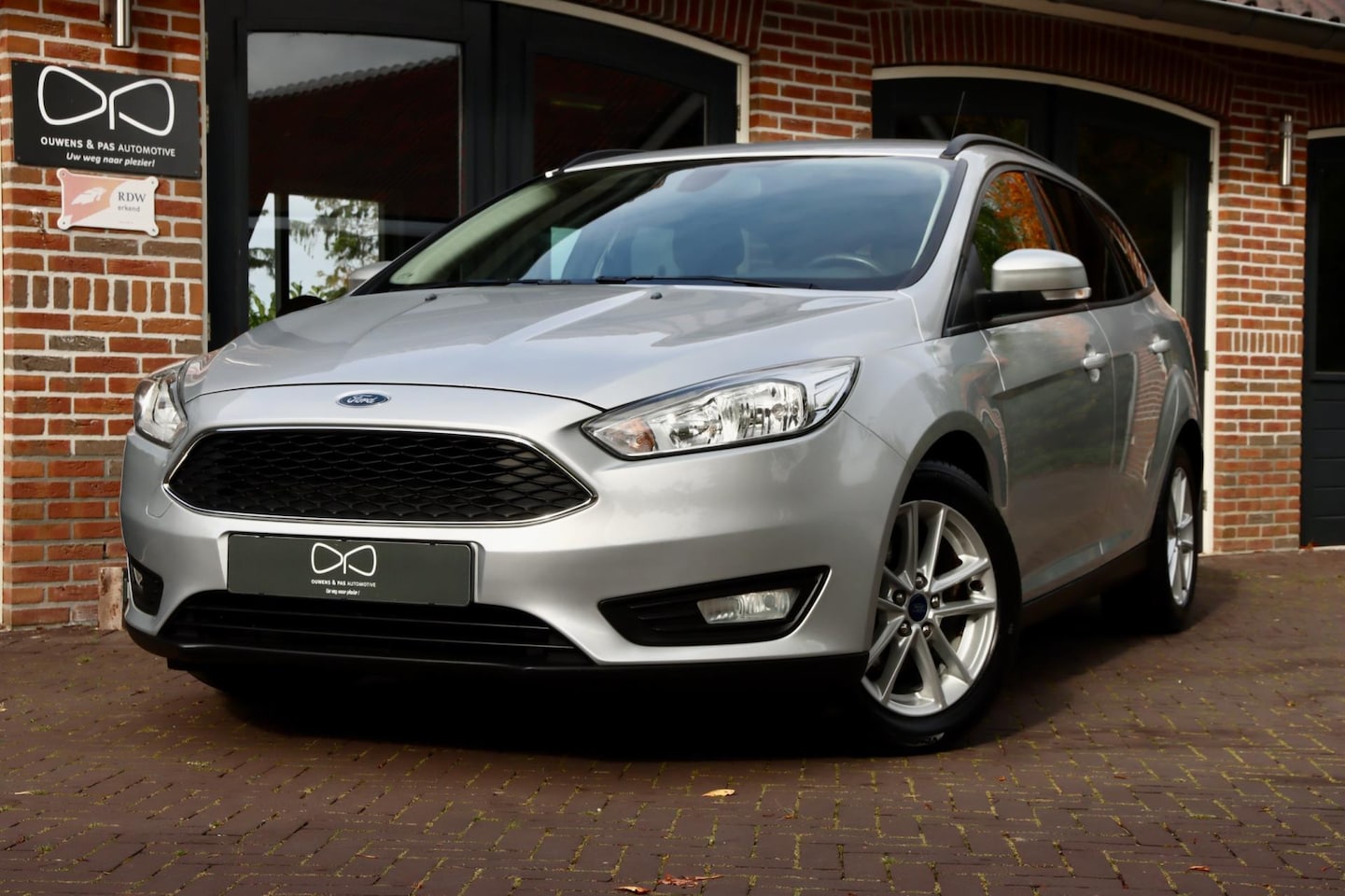 Ford Focus Wagon - 1.0 Titanium Edition | NETTE AUTO | AIRCO | CRUISE | TREKHAAK | WINTERPAKKET - AutoWereld.nl