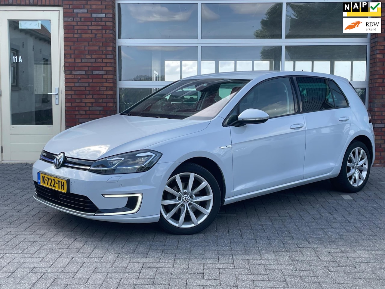 Volkswagen e-Golf - E-Golf | SOH 92% | CarPlay | Adaptieve Cruise Control | Led | Parkeersensoren | Dodehoekde - AutoWereld.nl
