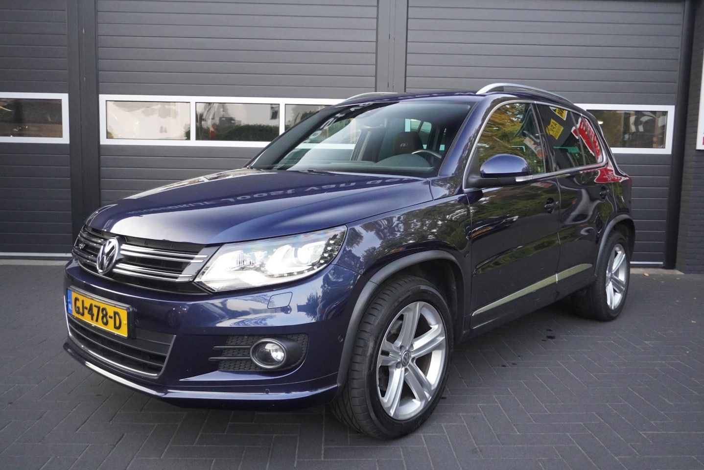 Volkswagen Tiguan - 1.4 TSI R-Line Edition Aut/Elek.Panodak/Trekhaak/Navi/Airco/CC - AutoWereld.nl