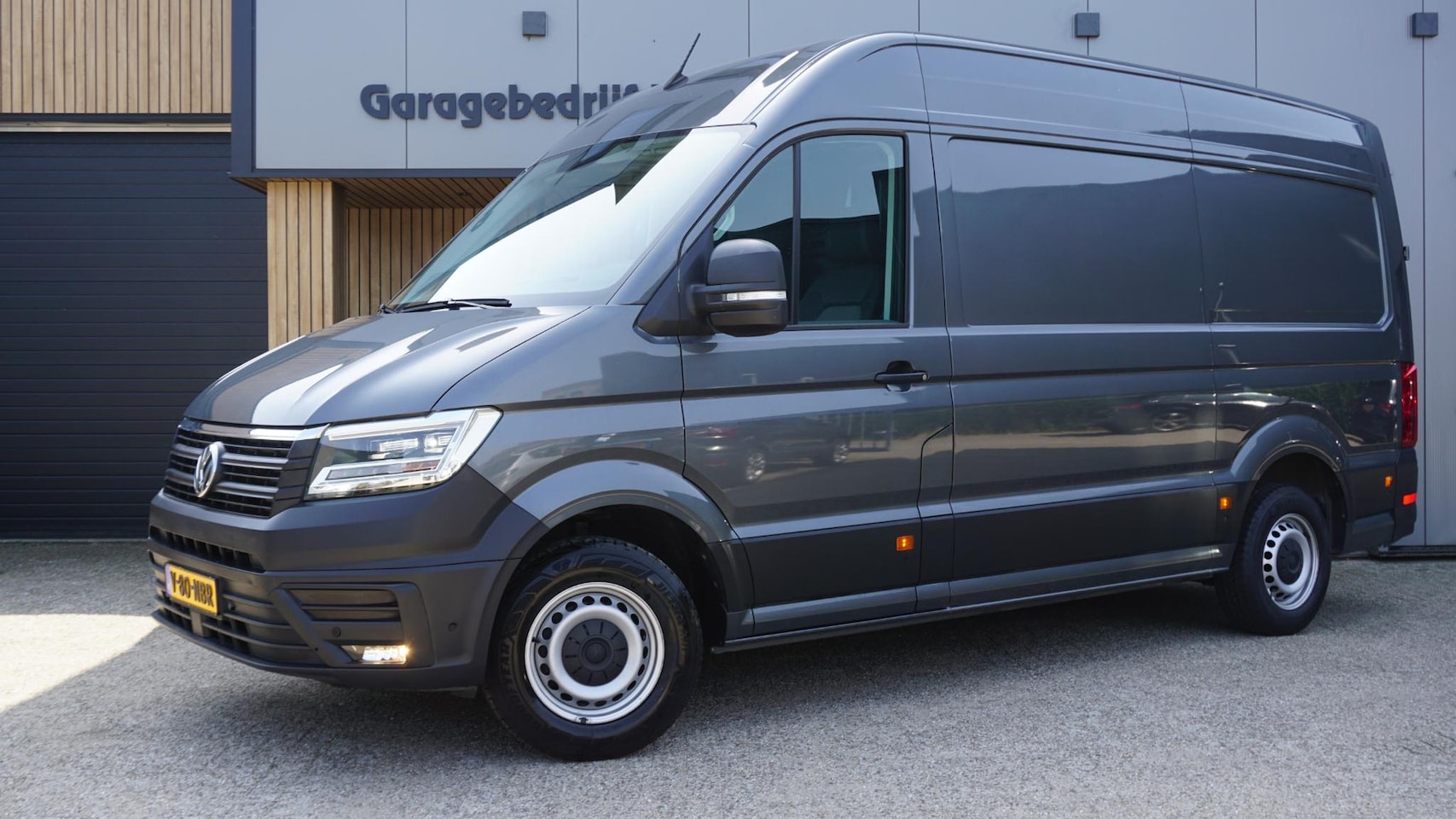 Volkswagen Crafter - 35 2.0 TDI 177PK L3H3 Highline 3-Zits LED DAB cruise Leder Carplay * 84379km* A.Camera Sto - AutoWereld.nl