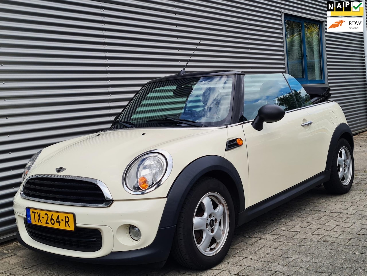 MINI Cabrio - Mini 1.6 One Salt 04-2011 Pepper (Old English) White - AutoWereld.nl