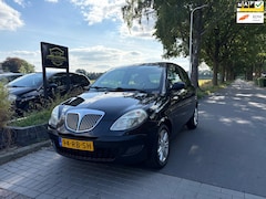 Lancia Y(psilon) - Ypsilon 1.2 Argento AIRCO, ELEKT PAKKET, PDC ACHTER , WEINIG KM, ENZO.. MET APK